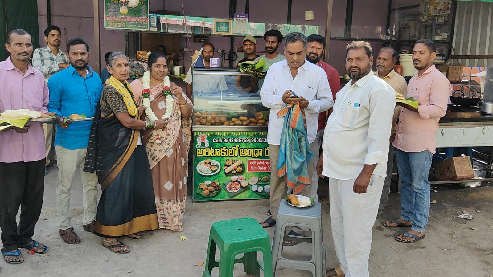 భారత్ వికాస్ పరిషత్ బివిపి ఆధ్వర్యంలో హోటల్ యజమాని  రాధికకు  ఘనంగా సన్మానం.