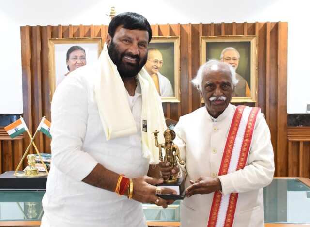 హర్యానా గవర్నర్ బండారు దత్తాత్రేయను కలిసిన కూన శ్రీశైలం గౌడ్.