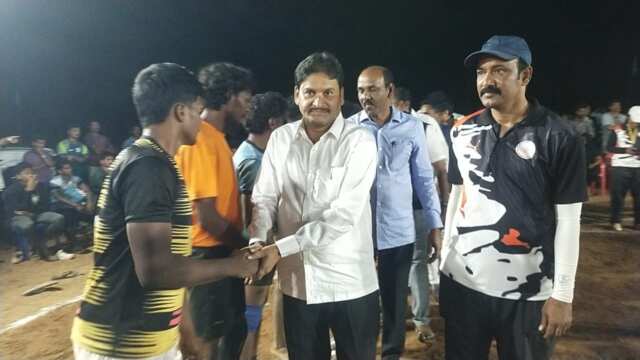 గెలుపోటములను సమానంగా తీసుకోవాలి.