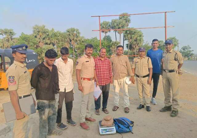 గంజాయిని పట్టుకున్న పోలీసులు.