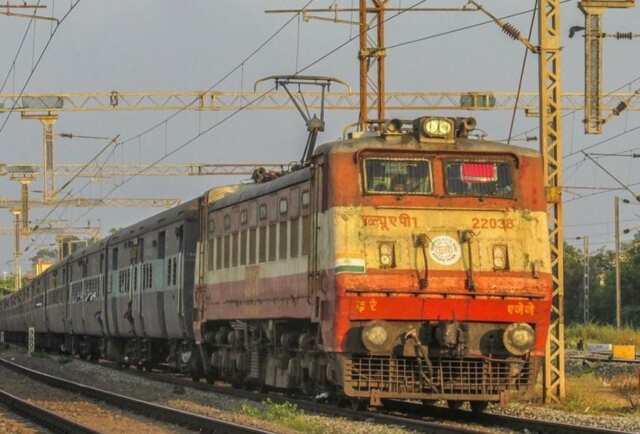 విశాఖ ఎక్స్ ప్రెస్ లో దొంగలు హల్ చల్ . దుండగులను అదుపులోకి తీసుకున్న పోలీసులు