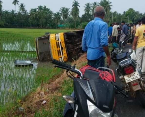 పంట పొలాల్లోకి దూసుకెళ్లిన కాలేజీ బస్సు.