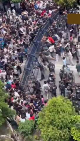 నేపాల్లో తీవ్ర ఉద్రిక్తత.. కాల్పుల్లో 9 మంది మృతి