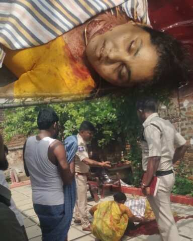 భార్యను గొడ్డలితో నరికి చంపిన భర్త..