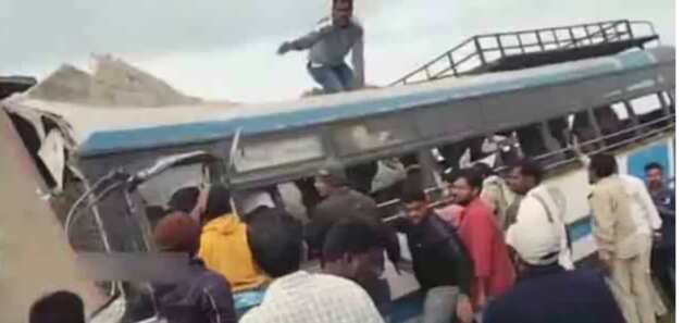 ఘోర రోడ్డు ప్రమాదం : బస్సును ఢీకొన్న కంకర లారీ