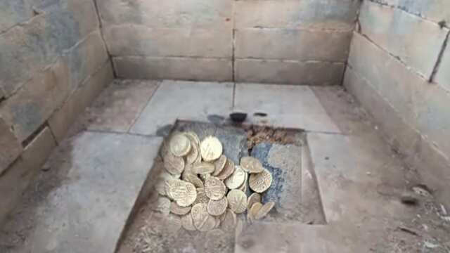 శివాలయం పునరుద్దరణ పనుల్లో తవ్వుతుండగా మెరుస్తూ కనిపించాయ్.. ఏంటని పరిశీలించగా