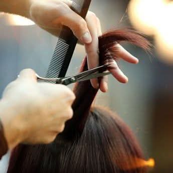 హెయిర్ కటింగ్ విషయంలో జరిగిన పొరపాటుకు 25లక్షల నష్టపరిహారం