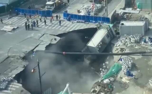 చైనాలో కృంగిపోయిన రోడ్డు