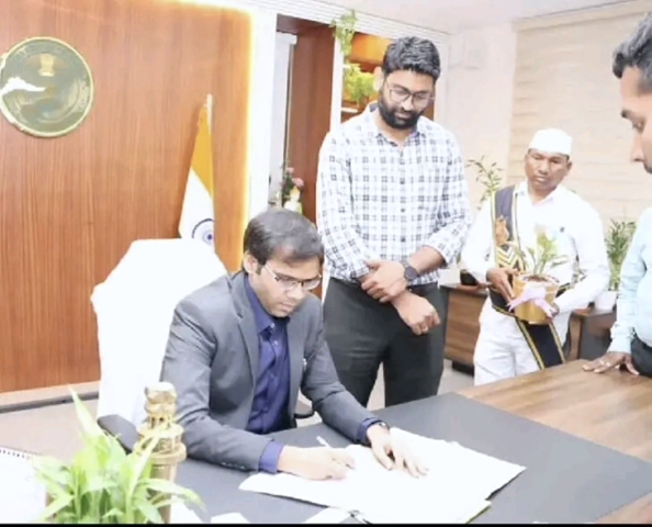 బాధ్యతలు స్వీకరించిన భద్రాద్రి నూతన జిల్లా కలెక్టర్