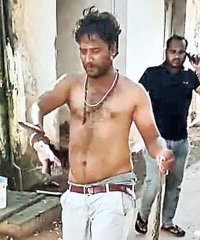 కాటేసిన పాముతో ఆసుపత్రికి వచ్చిన వ్యక్తి.