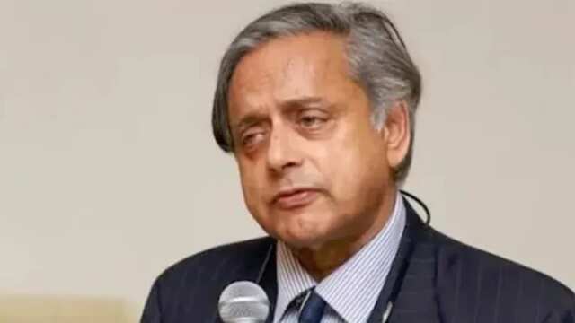 శశిథరూర్‌ కాన్వాయ్‌ని అడ్డగించి దాడి చేసిన దుండగులు