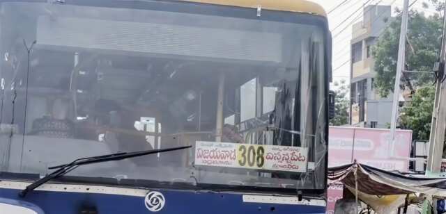 ఆర్టీసీ బస్ కండక్టర్ చెంప పగలగొట్టిన మహిళ..