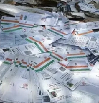 చెత్త కుప్పల్లో ఆధార్ కార్డులు