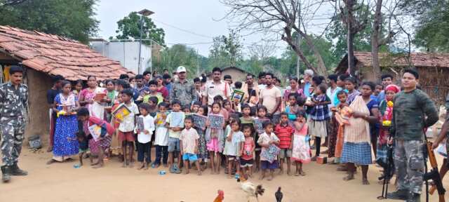 ఆదివాసీలకు 50 సోలార్ లైట్ల పంపిణీ