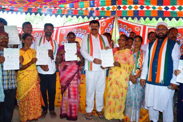 సీఎంఆర్ఎఫ్ చెక్కుల పంపిణీ చేసిన ఎమ్మెల్యే
