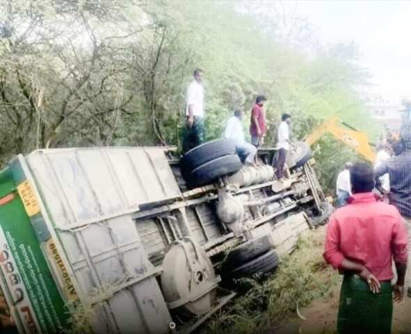 కొండపి వద్ద ఆర్టీసీ బస్సు బోల్తా