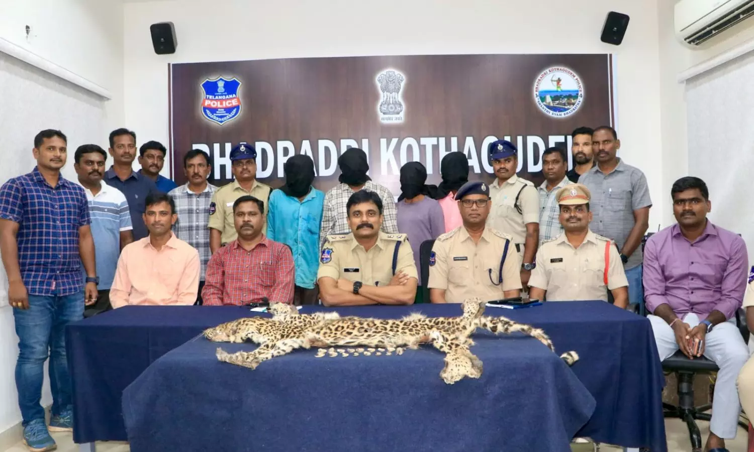 చిరుత పులి చర్మం, గోర్లు విక్రయిస్తున్న వ్యక్తులు అరెస్టు