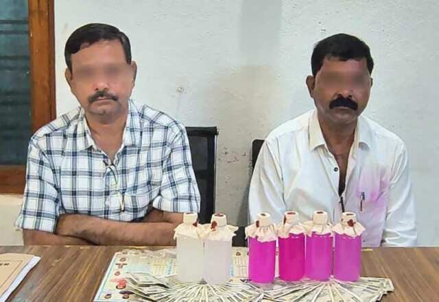 లంచం తీసుకుంటూ ఏసీబీకి పట్టుబడిన తహసిల్దార్ కార్యాలయ సిబ్బంది