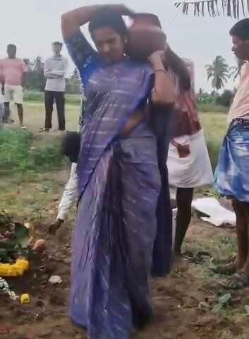 తండ్రికి తలకొరివి పెట్టిన తనయ