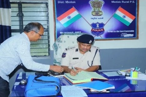 మెదక్ రూరల్ పోలీస్ స్టేషన్‌ను ఆకస్మికంగా తనిఖీ చేసిన జిల్లా ఎస్పీ
