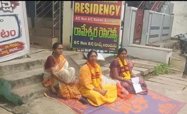 తండ్రి ప్రేమ కోసం కూతురి ఆమరణ నిరాహార దీక్ష