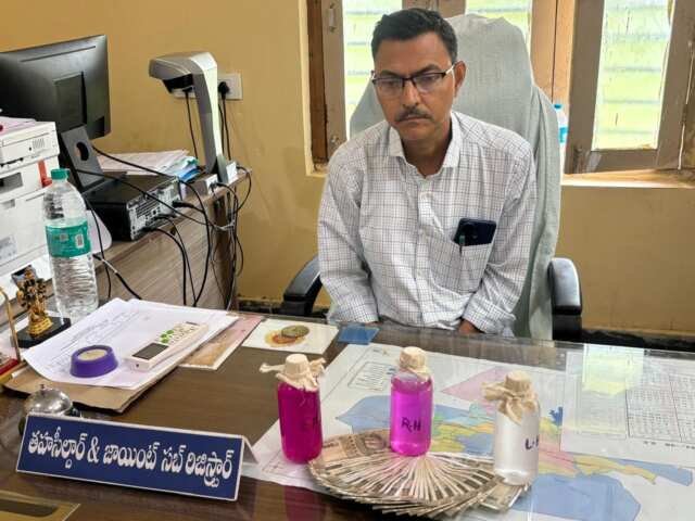 లంచం తీసుకుంటూ ఏసీబీకి చిక్కిన తహసిల్దార్