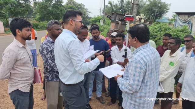 భూ రీ-సర్వే పనులను పరిశీలించిన భద్రాచలం సబ్ కలెక్టర్ మృనాల్ శ్రేష్ట