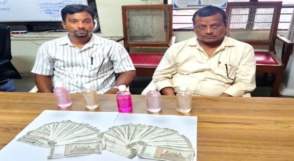 లంచం తీసుకుంటూ ఏసీబీకి చిక్కిన అధికారులు