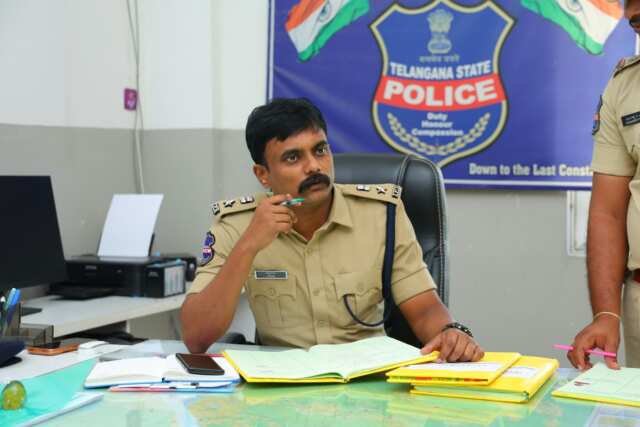 ఠాణాలను తనిఖీ చేసిన ఎస్పీ
